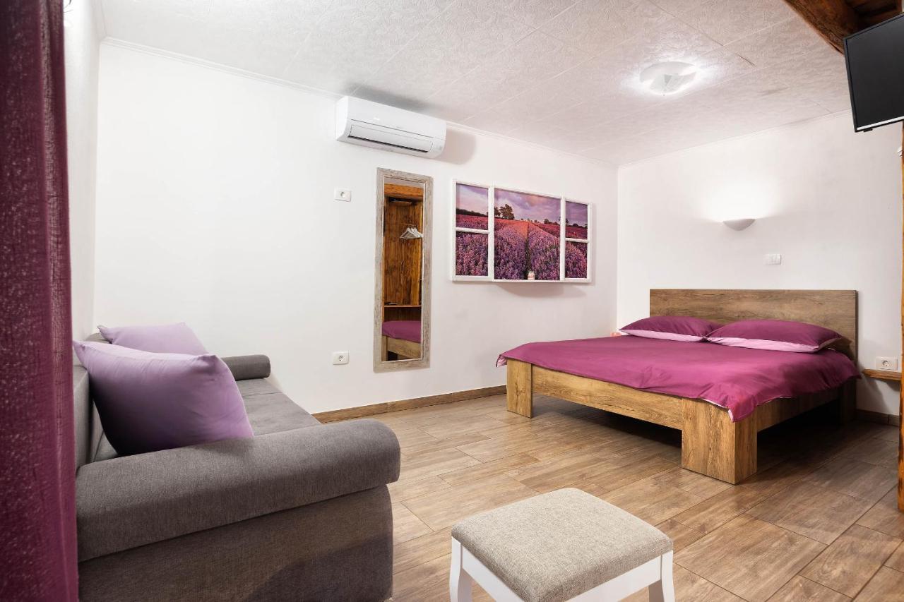 Touristfarm - Apartments "Red Fairytale" Marezige Esterno foto