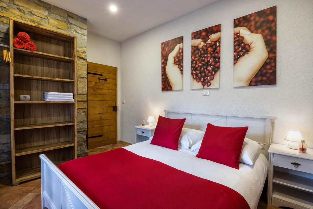 Touristfarm - Apartments "Red Fairytale" Marezige Esterno foto
