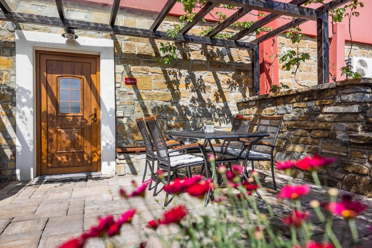 Touristfarm - Apartments "Red Fairytale" Marezige Esterno foto