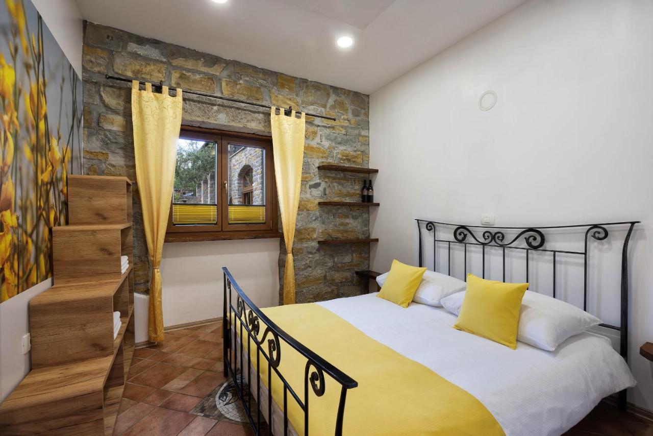 Touristfarm - Apartments "Red Fairytale" Marezige Esterno foto