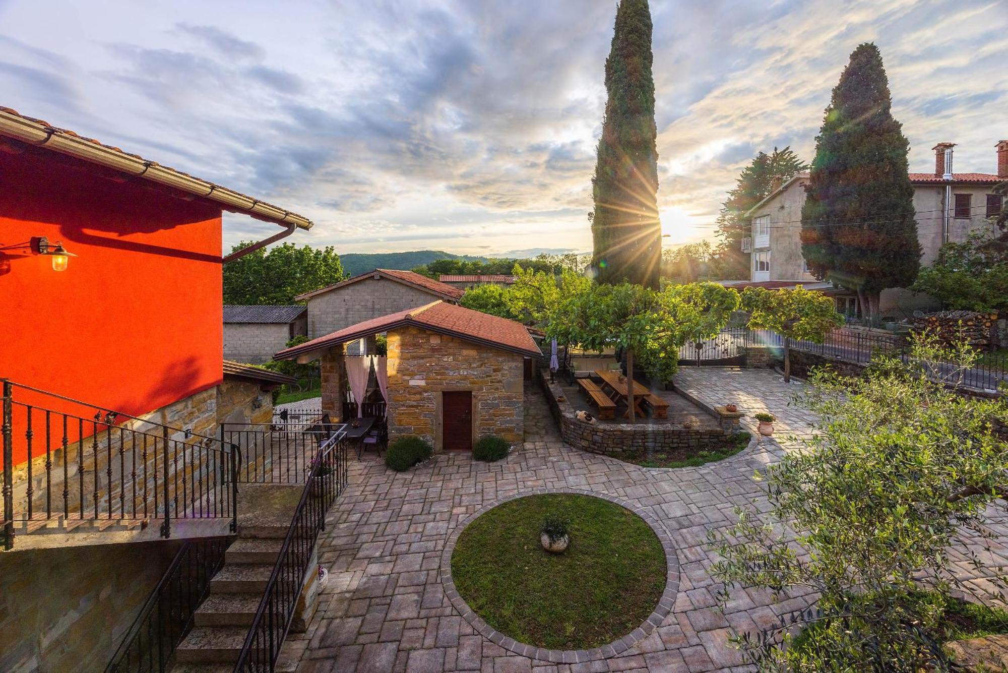 Touristfarm - Apartments "Red Fairytale" Marezige Esterno foto