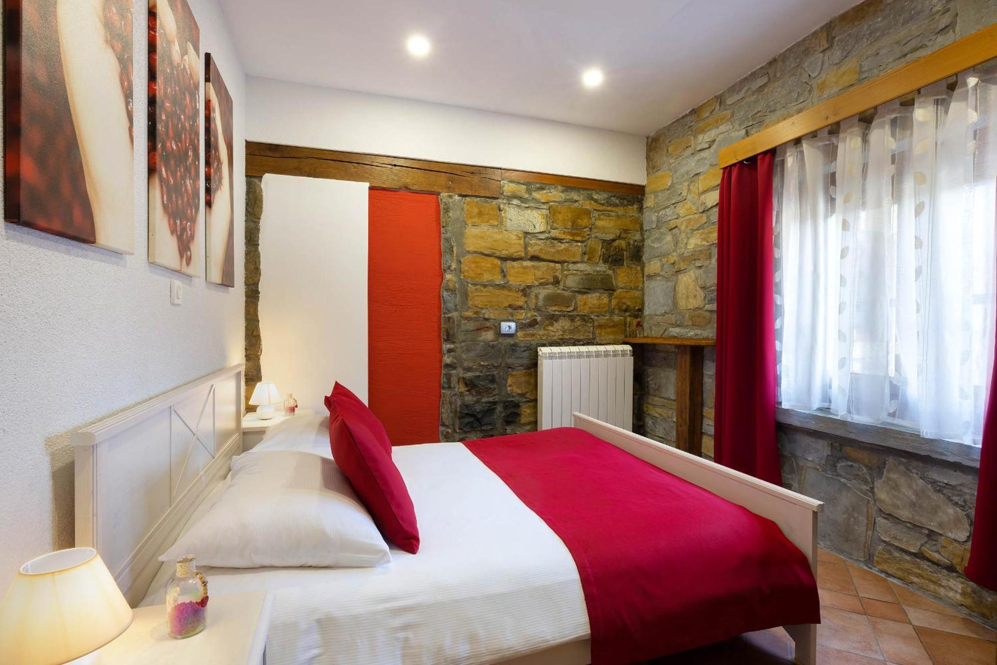 Touristfarm - Apartments "Red Fairytale" Marezige Camera foto